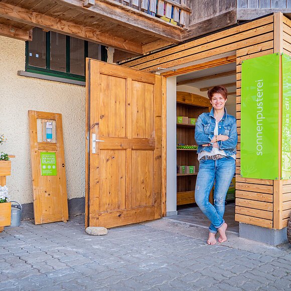 24 Stunden Verkaufshütte mit offener Tür und Person.