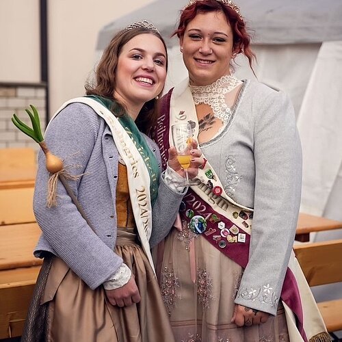 Zwiebelkönigin Ida (links im Bild) mit Vorgängerin Michelle (rechts im Bild)