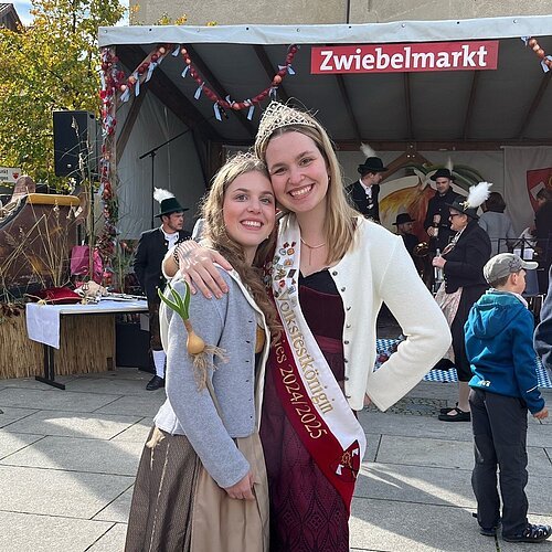 Zwiebelkönigin Ida mit Volksfestkönigin Teresa am Zwiebelmarkt 2024