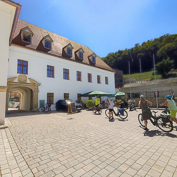Eine Gruppe Radfahrer macht sich auf den Weg zur Schenke.