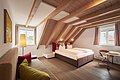 Schlafzimmer im Hotel Fuchsbräu Ein Schlafzimmer mit Doppelbett in Naturfarbtönen eingerichtet.