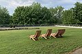 Parkdeck im ABG Tagungszentrum Die Liegestühle sind nebeneinander auf einer Wiese aufgestellt.