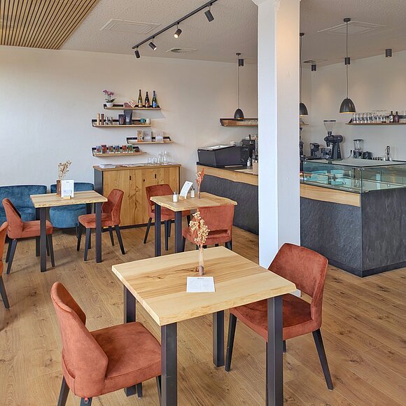 Erlebe bei uns puren Genuss – von der Bohne bis zum fertigen Schokoladenkuchen!
Entdecke Kakao mit allen Sinnen. Unsere einzigartige Kakaobar vereint edlen Kakao mit feinen Aromen in gemütlichem Ambiente für dich. 
Genieße handgemachte Patisserie, feine Trinkschokolade, raffinierte Schokoladen- und Kakaokreationen sowie ein saisonales Frühstücksangebot und aromatischen Kaffee – all das in der gemütlichen Atmosphäre de s Cafés Rose Kakao .
Unsere Partner aus der Region beliefern uns regelmäßig mit frischen Zutaten wie Eiern, Mehl, Butter und vielem mehr. So kannst du bei jedem Bissen und jedem Schluck den Unterschied schmecken. 
Ehrlich, hochwertig und mit ganz viel Liebe gemacht. 
Komm vorbei und lass dich von der süßen Seite des Lebens verführen!