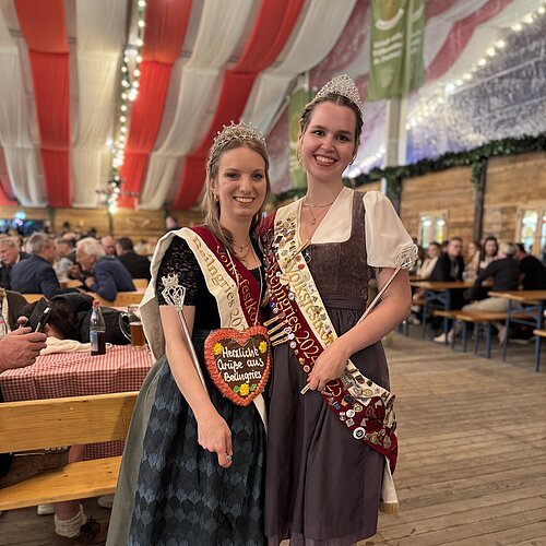 Volksfestkönigin Milena und ihre Vorgängerin Teresa im Festzelt