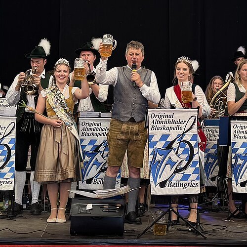 Volksfestkönigin Milena und Zwiebelkönigin Ida
mit dem 1. Bürgermeister Helmut Schloderer
im Festzelt