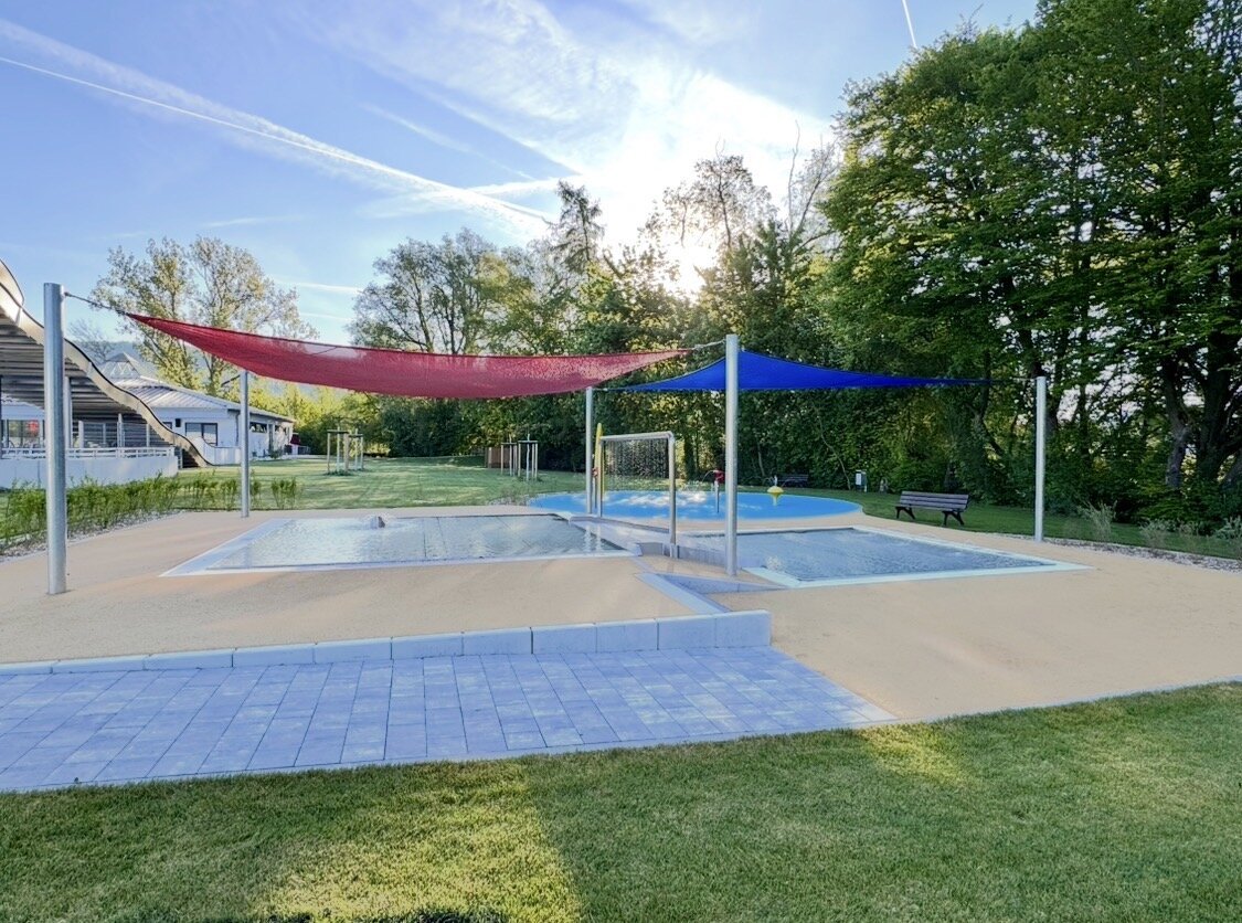 Kinderbereich mit Sonnensegel, zwei Kinderbecken und Spraypark