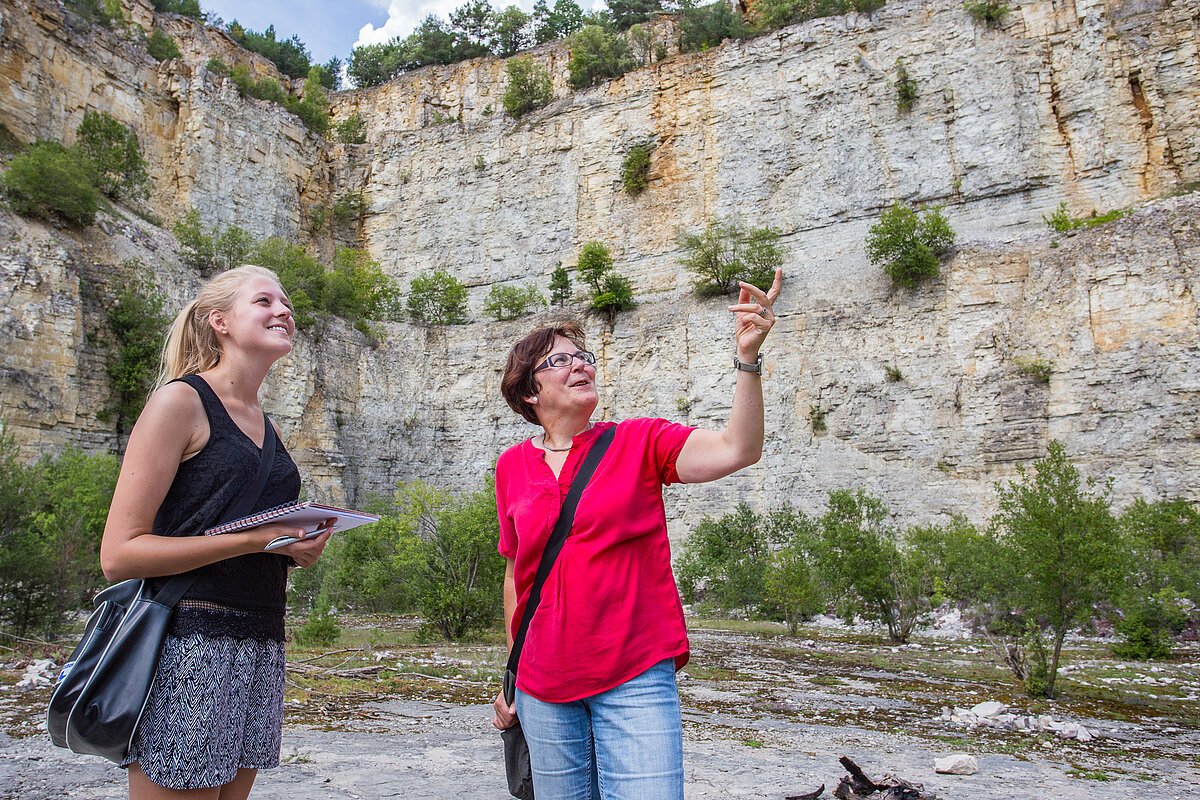 Autorin Viola Neue ist mit Gästeführerin Maria Kaufmann im Geotop am Arzberg unterwegs, einem der 100 schönsten Geotope in Bayern.