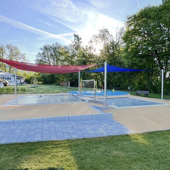 Kinderbereich mit Sonnensegel, zwei Kinderbecken und Spraypark