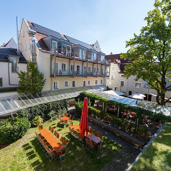 Fuchsbräu_blick-vom-gartenhotel-in-garten